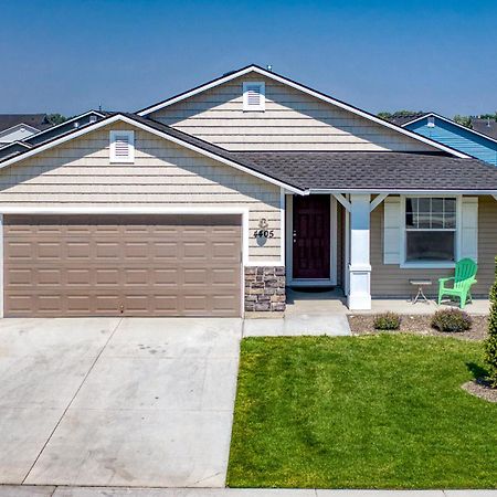 Family Friendly Playroom Garage Caldwell Exterior photo