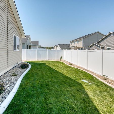 Family Friendly Playroom Garage Caldwell Exterior photo