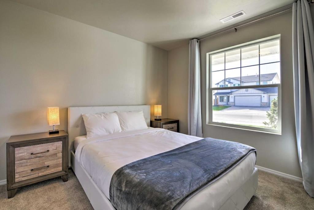 Family Friendly Playroom Garage Caldwell Exterior photo