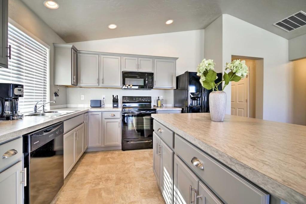 Family Friendly Playroom Garage Caldwell Exterior photo