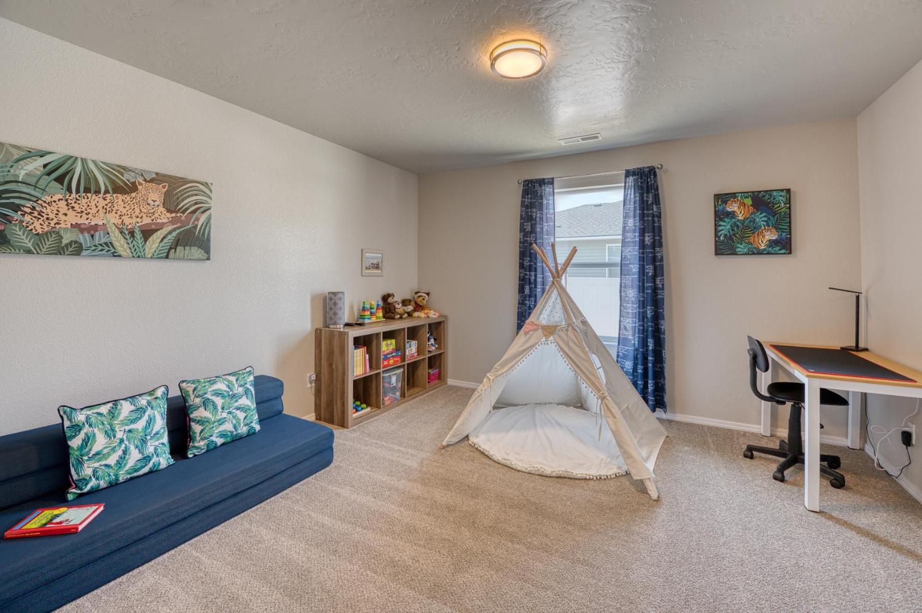 Family Friendly Playroom Garage Caldwell Exterior photo