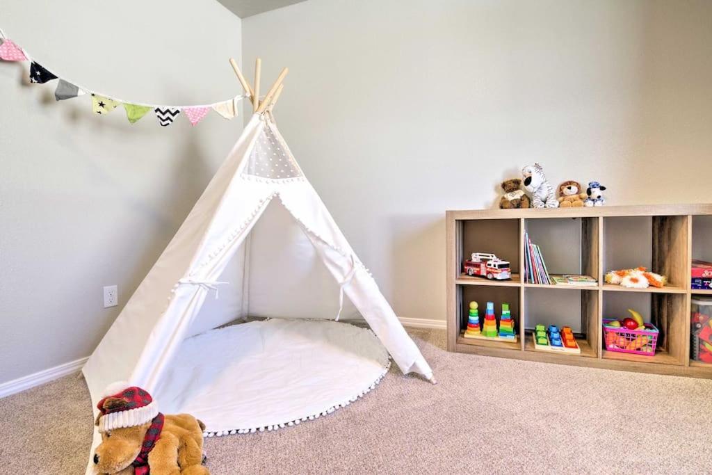 Family Friendly Playroom Garage Caldwell Exterior photo