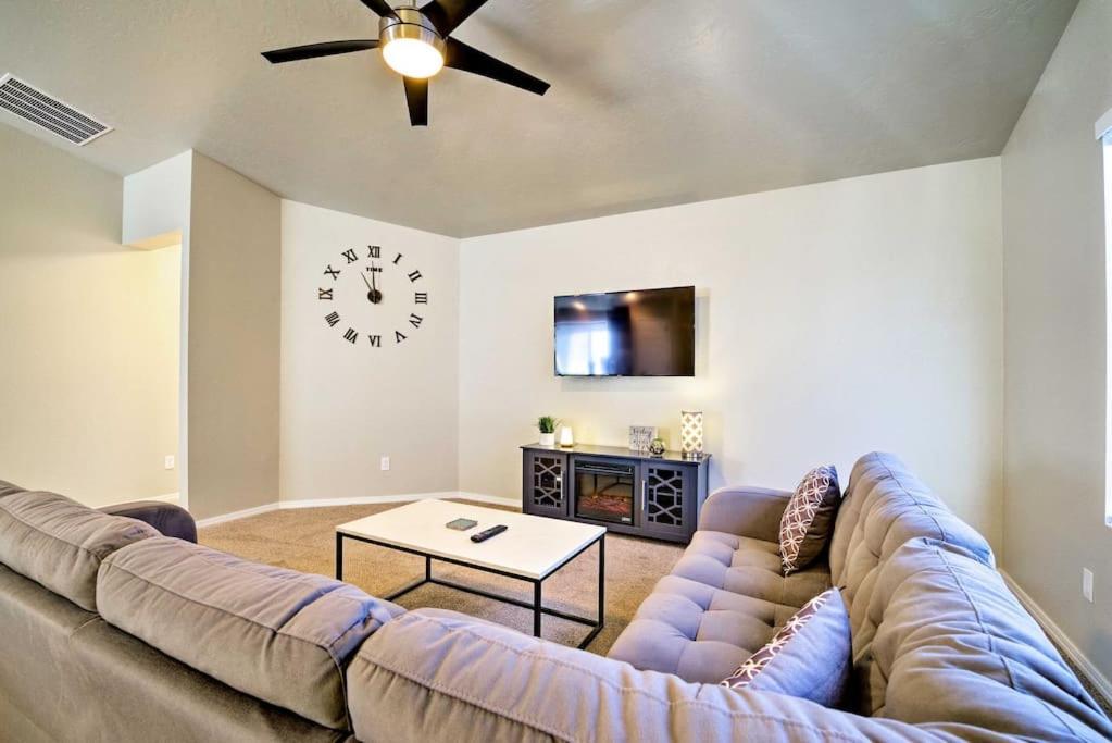 Family Friendly Playroom Garage Caldwell Exterior photo