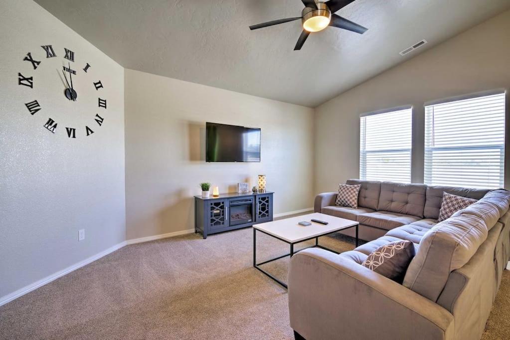 Family Friendly Playroom Garage Caldwell Exterior photo