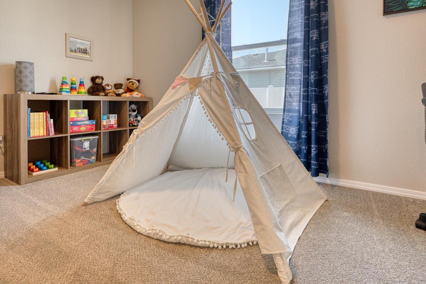 Family Friendly Playroom Garage Caldwell Exterior photo