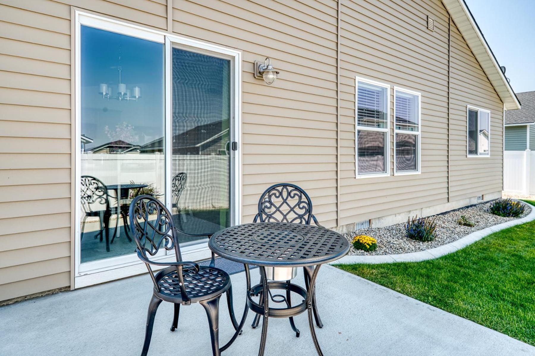 Family Friendly Playroom Garage Caldwell Exterior photo