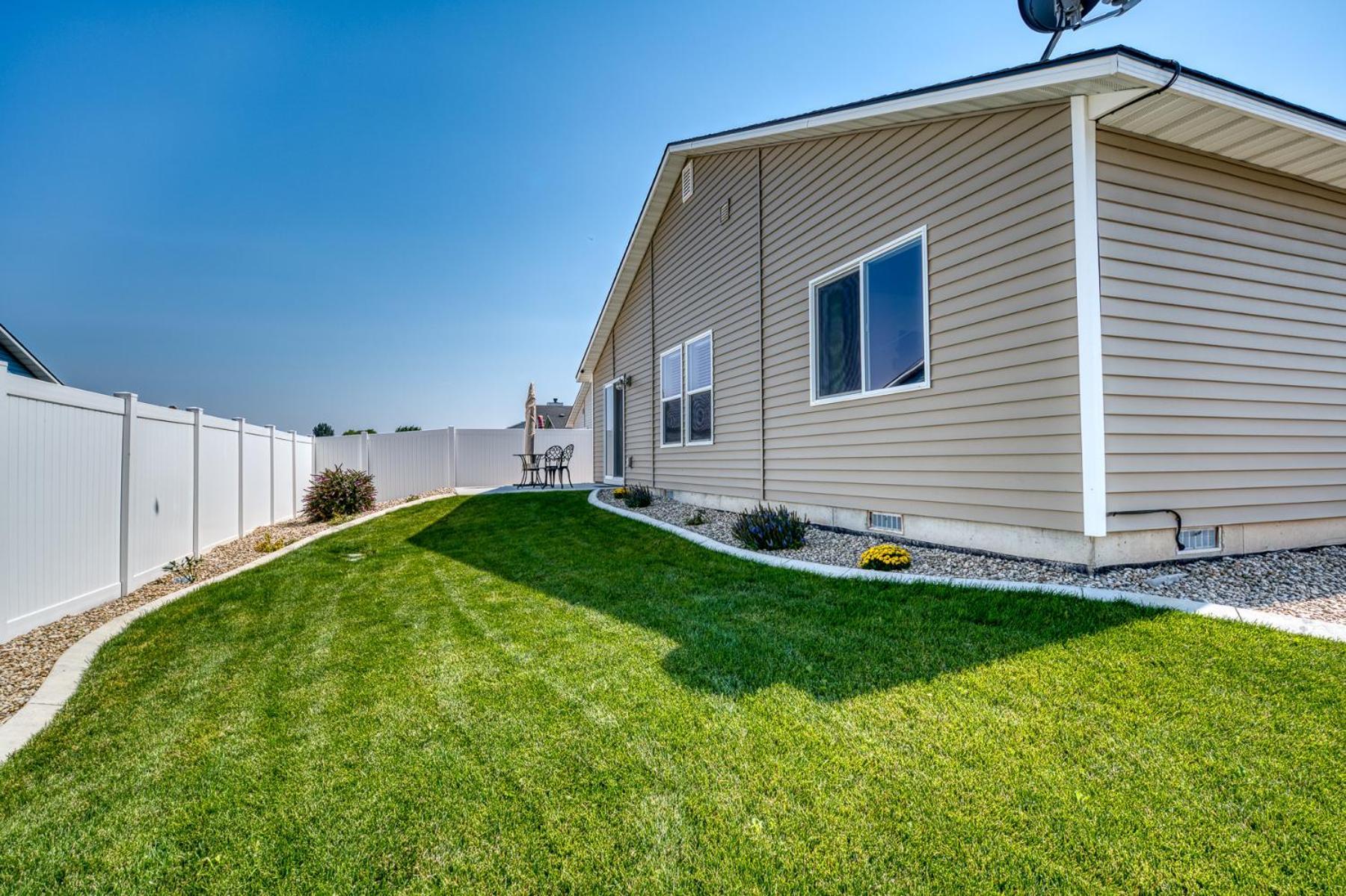 Family Friendly Playroom Garage Caldwell Exterior photo