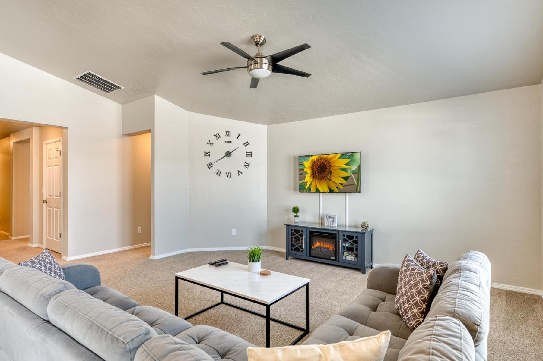 Family Friendly Playroom Garage Caldwell Exterior photo