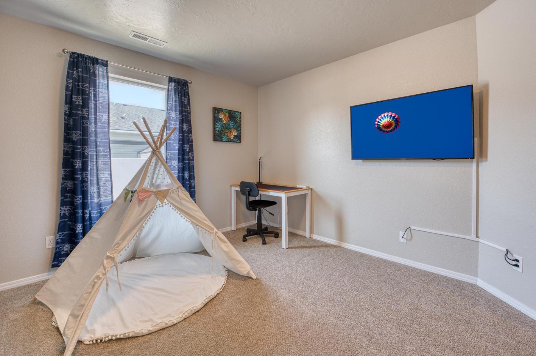 Family Friendly Playroom Garage Caldwell Exterior photo